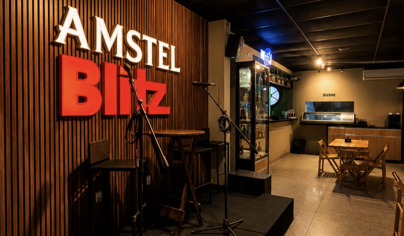 Palco do Blitz com microfones montados sob o letreiro Amstel Blitz