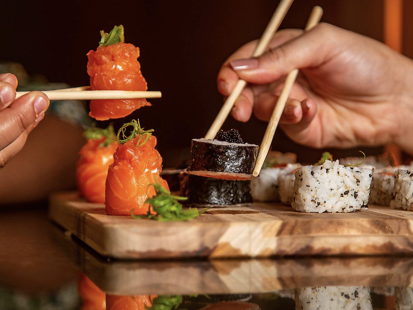 Tábua de sushi do Blitz com niguiris de salmão e uramakis